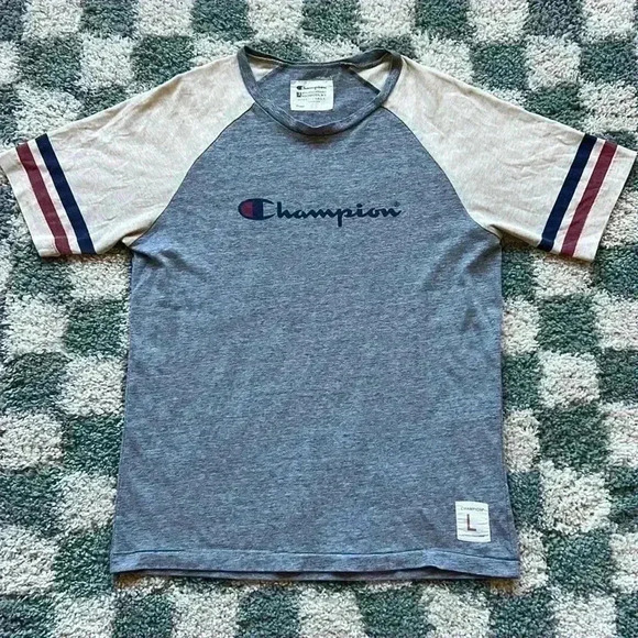 Champion Tee - Size L - Picture 1 of 4